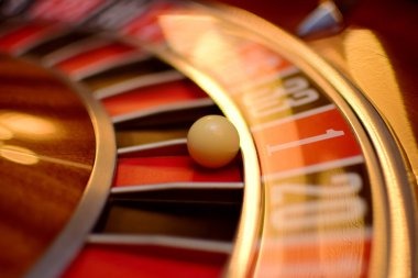 slot besar Ceme Online table interface showing player positions, chip stacks, and card dealing